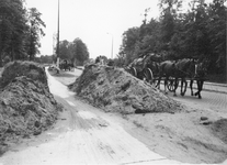 501306 Afbeelding van de terugtocht van Duitse krijgsgevangenen op enkele paardenwagens op de Utrechtseweg bij Klein ...